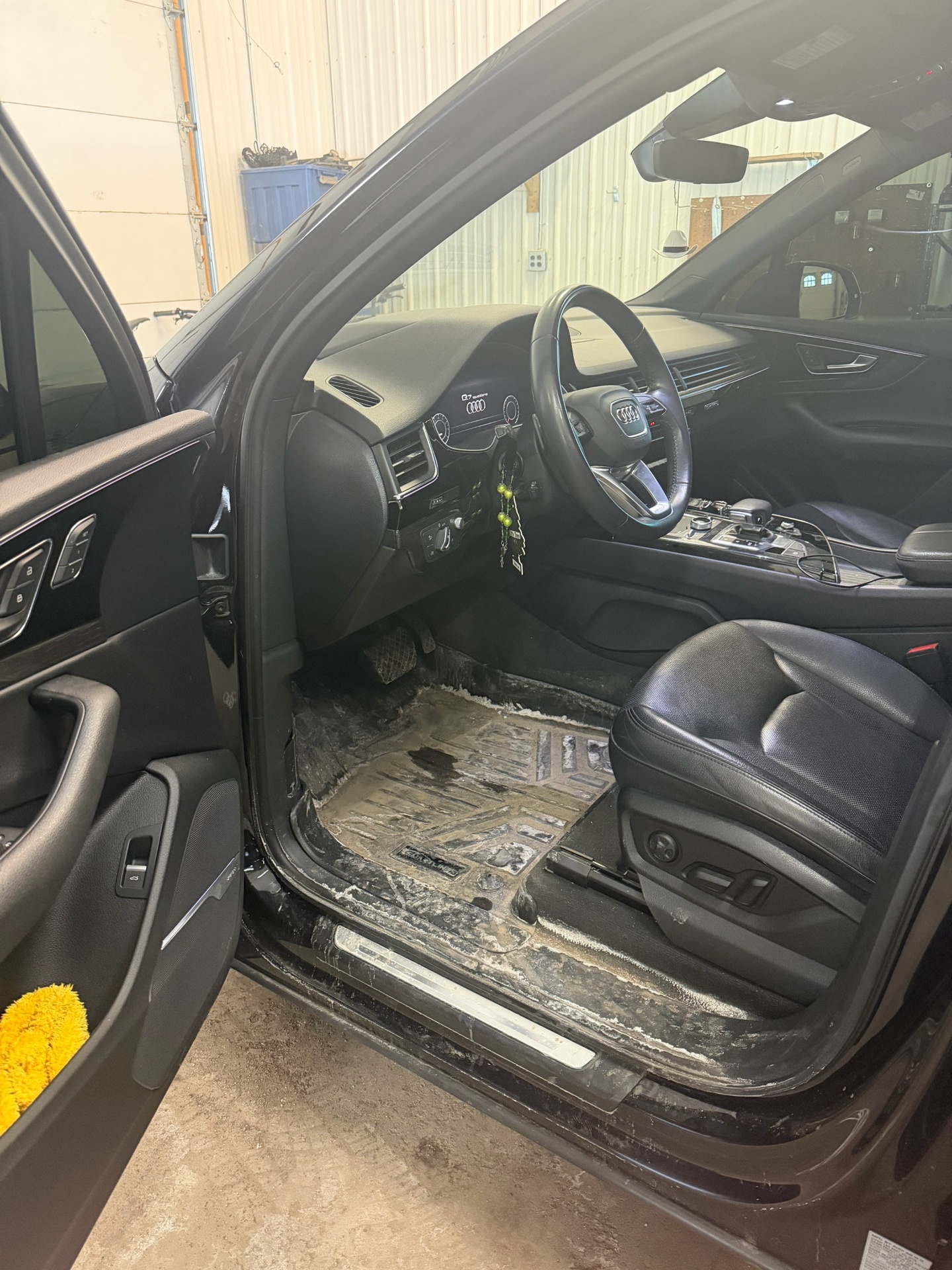 Audi Q7 — Interior Before
